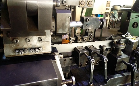 江汉带锯条生产现场图1 江汉带锯条生产现场图1